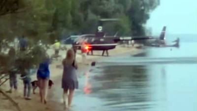 В Татарстане вертолет приземлился на пляже среди людей