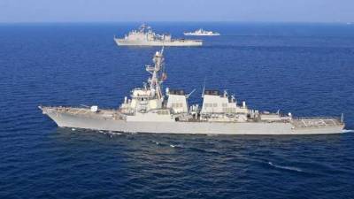 Американский ракетный эсминец USS Ross направляется в Черное море