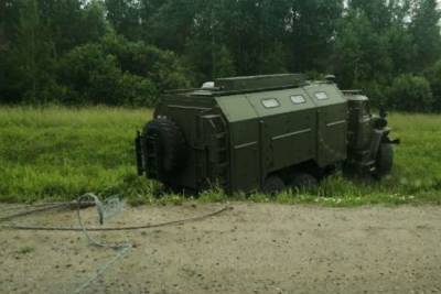 Военный «Урал» улетел в кювет на трассе в Новгородском районе