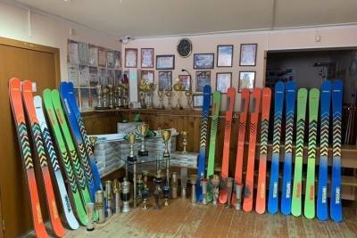 Юным лыжникам Кировска привезли спортинвентарь почти на миллион рублей