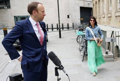 Глава британского Минздрава подал в отставку после публикации фото поцелуя с помощницей