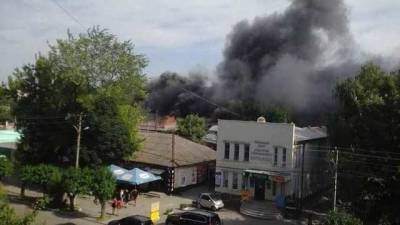 Клубы черного дыма видны за километры: на Харьковщине масштабный пожар на рынке