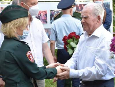 Орловские росгвардейцы поздравили фронтовика со 100-летием
