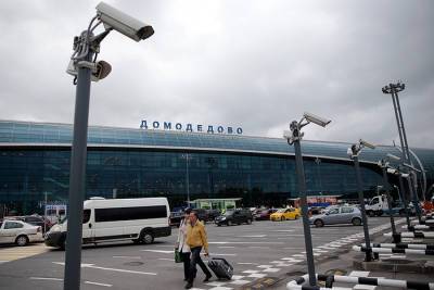Женщины устроили драку из-за социальной дистанции в аэропорту Домодедово