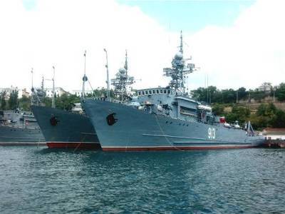 Российский флот контролирует эсминец США в Черном море