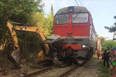 Поезд из Москвы столкнулся с трактором в Абхазии