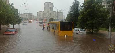 Сильный ливень затопил улицы Минска. Спасатели эвакуировали почти сто человек