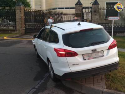 В Минске легковой «Форд» протаранил ворота посольства России