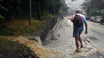 Ялту через неделю после наводнения снова затопило: люди уезжают из города