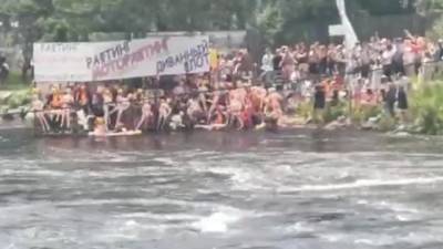 Заплыв на резиновых женщинах устроили в Ленобласти