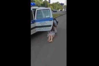 Женщина в МФЦ в Москве сняла маску, укусила полицейского и потеряла сознание