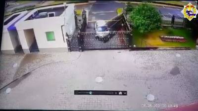 Таран ворот посольства России в Минске попал на видео