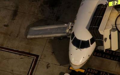 В США мужчина выпрыгнул из выруливающего на взлетную полосу самолета