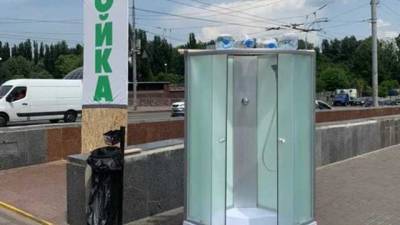 Для борьбы с жарой: в Киеве установили "душ" на станции метро