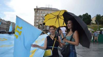В Киеве в День крымскотатарского флага прошло шествие: люди скандировали "Крым – это Украина"