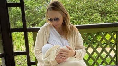 «Болит животик, плачут»: Джанабаева о трудностях ухода за новорожденной дочкой