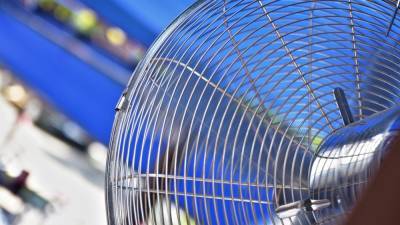 Врач Кочанова рассказала о главных опасностях использования вентилятора в жару