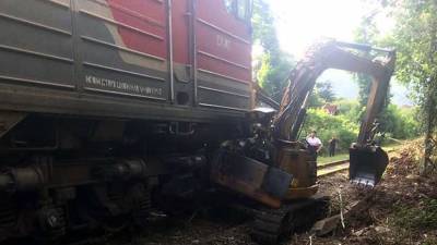 Столкнувшийся с трактором в Абхазии поезд отбыл в Москву