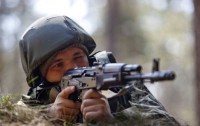 Сутки на Донбассе: боевики открывали огонь на восьми направлениях, погиб военный