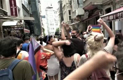 В Стамбуле полиция жестко разогнала демонстрацию сторонников ЛГБТ и мира