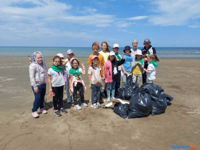 Дети убрали мусор за взрослыми на сахалинском побережье