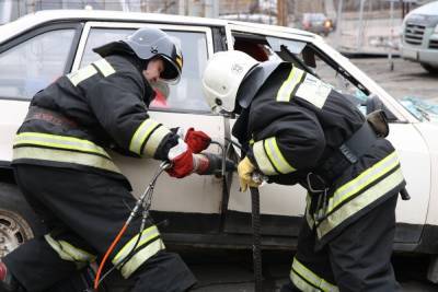 В Тверской области в лобовом столкновении двух машин пострадали люди: на месте работают спасатели