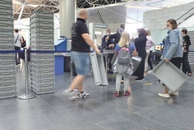 Женщины передрались в аэропорту Домодедово из-за социальной дистанции