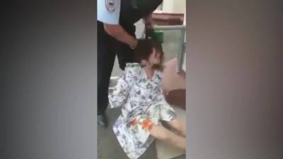 Женщина в московском МФЦ отказалась надевать маску и укусила полицейского