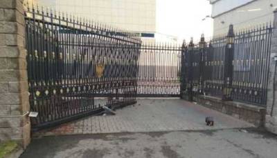 Авто протаранило ворота посольства России в Беларуси: водитель был под наркотиками