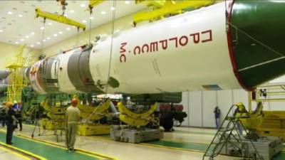 Ракету-носитель "Союз" установили на стартовый стол космодрома Байконур