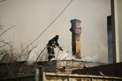 В Волгоградской области больше часа тушили пожар в частном доме