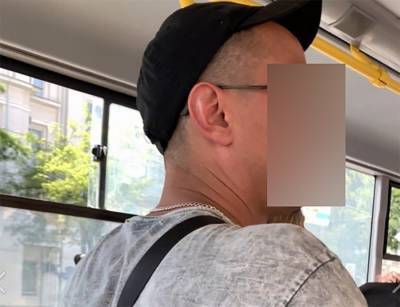 Развлекающийся со своим половым органом мужчина в автобусе взбесил ростовчан