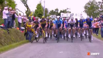 Болельщица спровоцировала массовую аварию на "Тур де Франс"