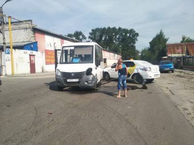 В Рязани столкнулись маршрутка и такси