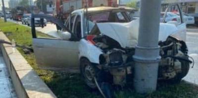 В Краснодаре 15-летний водитель врезался в электроопору