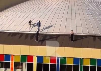 В Рязани группа молодых людей забралась на крышу цирка