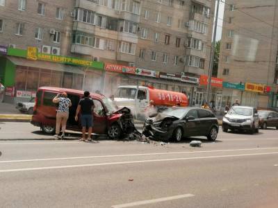 В результате столкновения трех авто в центре Волгограда пострадали три человека