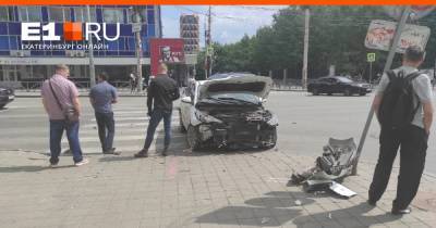 «Весь перед всмятку»: в центре Екатеринбурга жестко столкнулись Renault и такси Uber