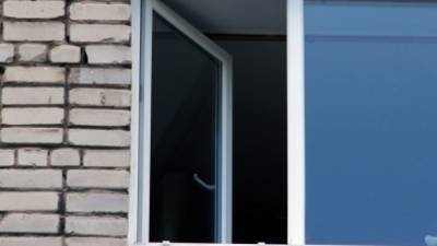 Мальчик и девочка выпали из окна жилого дома в Южно-Сахалинске