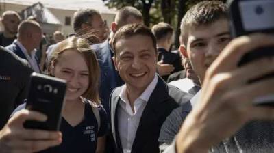 "Свободные, амбициозные, умные". Зеленский поздравил украинцев с Днем молодежи
