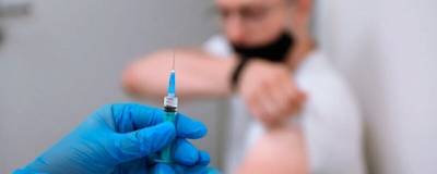 Мигрантов в России будут за деньги вакцинировать от коронавируса