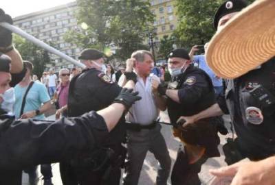 Протест против принудительной вакцинации: в Москве силовики напали на активистов