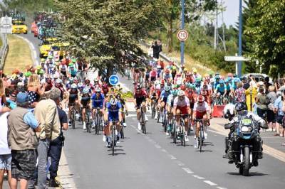Болельщица спровоцировала массовое падение участников велогонки Тур де Франс и мира