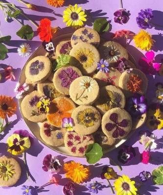 Фуд-тренд: ванильное печенье со съедобными цветами — лучшее украшение для вашего пикника
