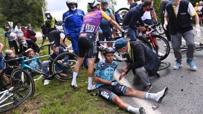 Велосипедист сломал обе руки в массовом завале на «Тур де Франс»