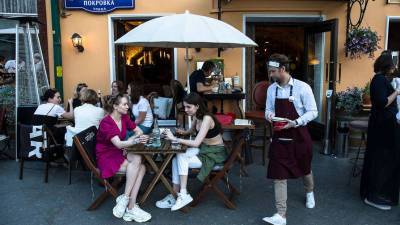 Ресторанам и кафе в Москве рекомендуют закрыть летние веранды из-за грозы