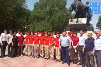 Выпускникам кизлярских школ вручили удостоверения Юнармии