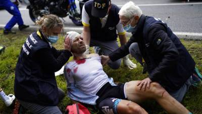 Испанский велосипедист сломал обе руки в массовом завале на "Тур-де-Франс"