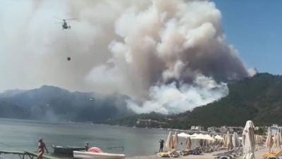 В Турции возле популярного курорта вспыхнул масштабный пожар: туристы эвакуируются из отелей