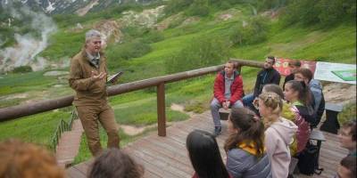 Губернатор Камчатского края провел для молодежи экскурсию в Долине гейзеров